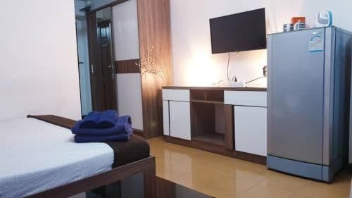 Apartment with Pool View