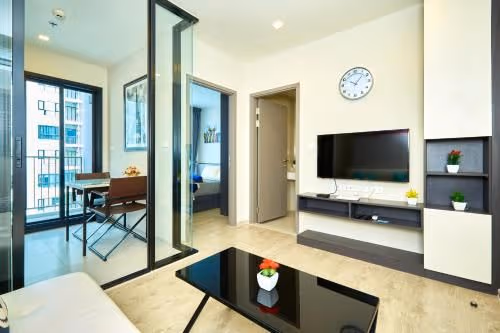 Apartment with Pool View