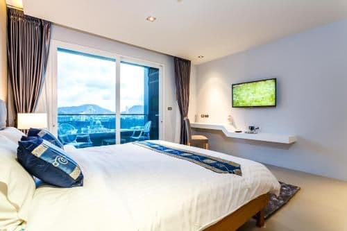 Apartment with Mountain View