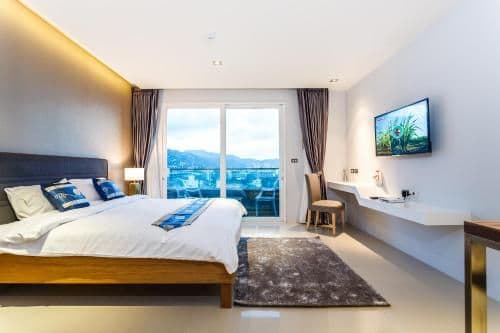 Apartment with Mountain View