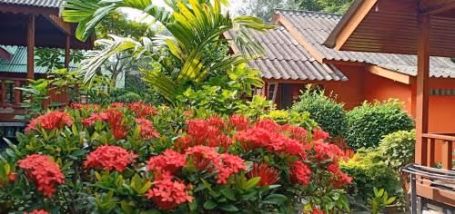 Bungalow with Garden View