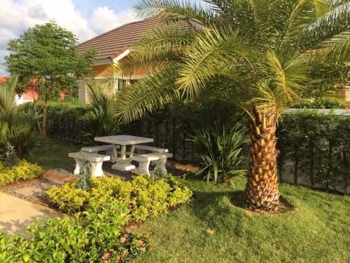 Bungalow with Garden View