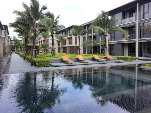 Apartment with Pool View
