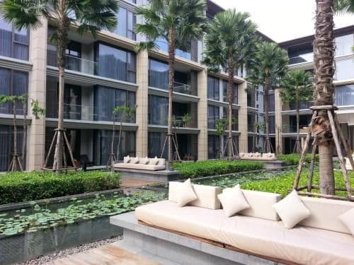 Apartment with Pool View