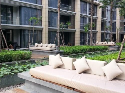 Apartment with Pool View