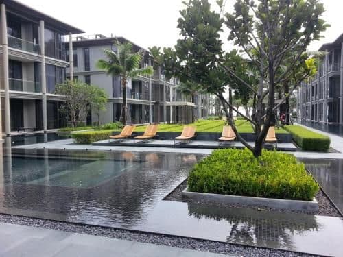 Apartment with Pool View