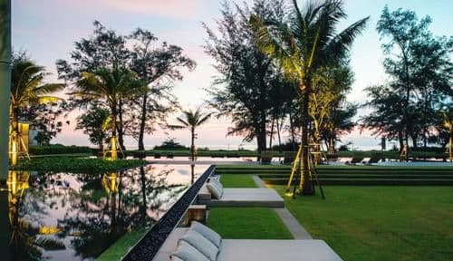 Apartment with Pool View