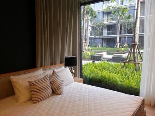 Apartment with Pool View