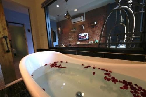 Two Bedroom Suite with Bathtub