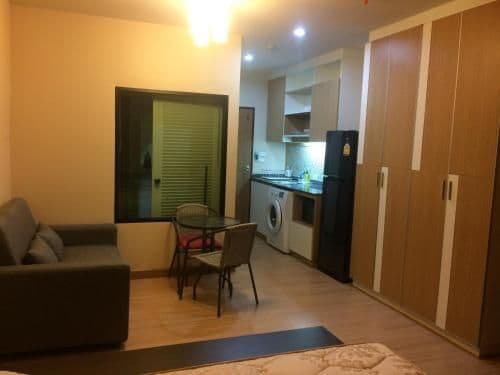 King Studio with Sofa Bed