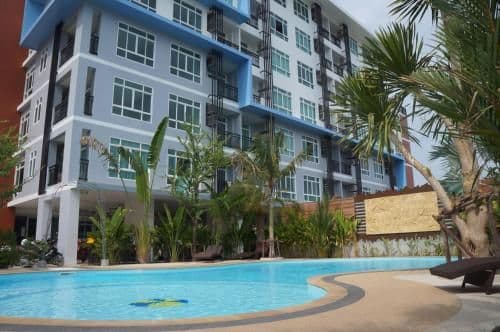 Apartment with Pool View
