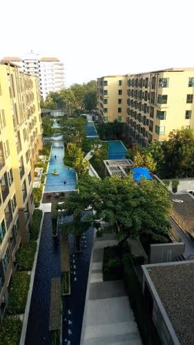 Apartment with Pool View