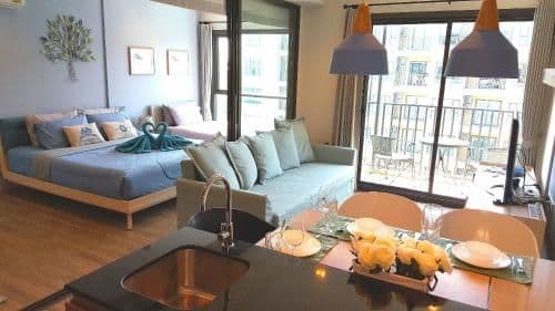 Apartment with Pool View