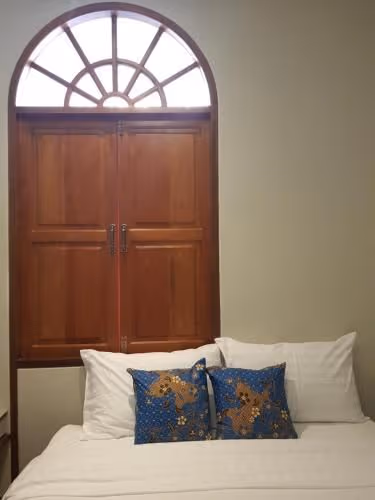 Queen Room with Shared Bathroom