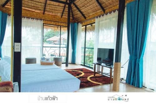 Standard Twin Room with Mountain View