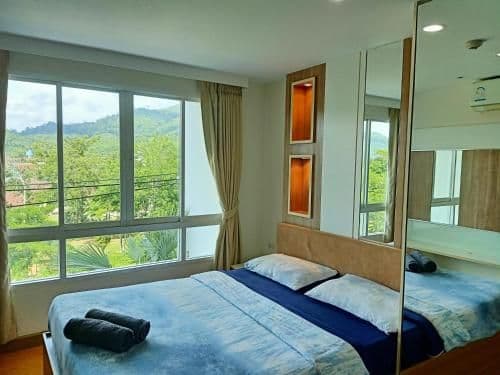 Apartment with Mountain View