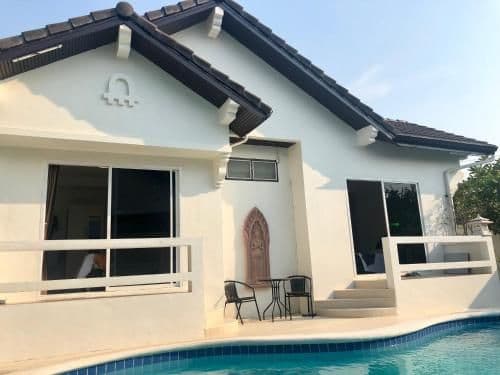 Apartment with Pool View