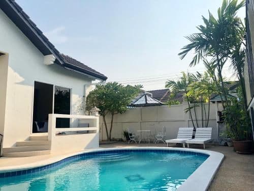 Apartment with Pool View