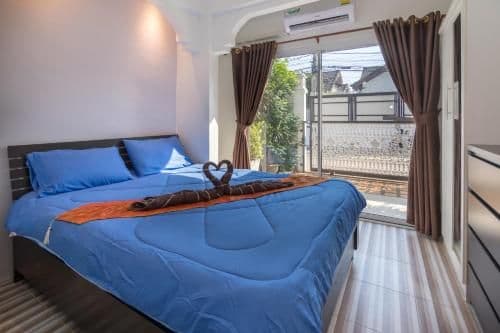Apartment with Pool View