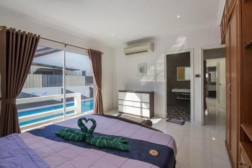Apartment with Pool View