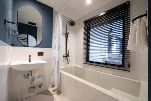 Executive River Front with Bathtub
