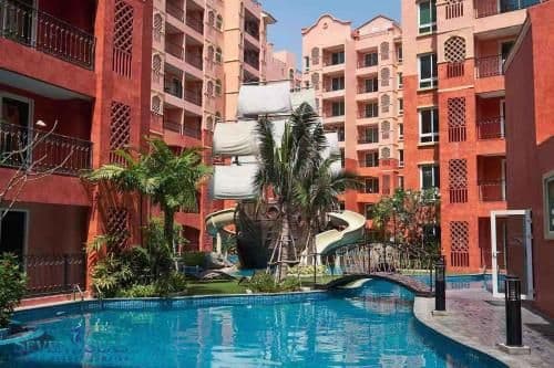 Apartment with Pool View