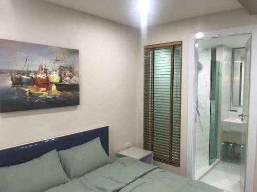 Apartment with Pool View