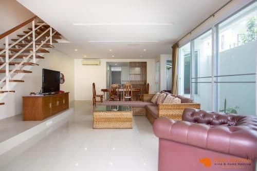 Apartment with Pool View