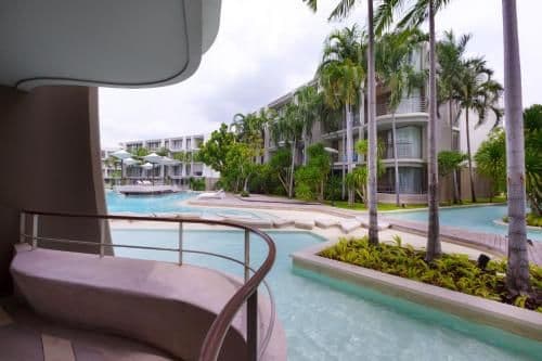 Apartment with Pool View