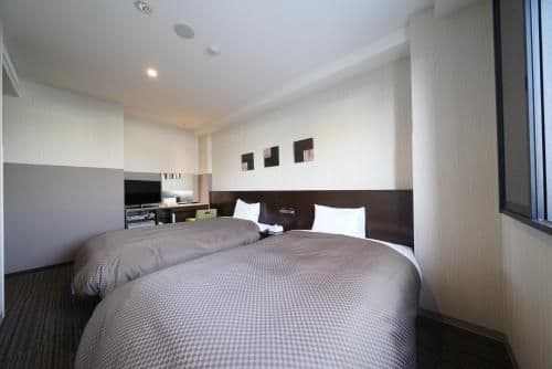 Universal Twin Room with Large Bathroom - Non-Smoking