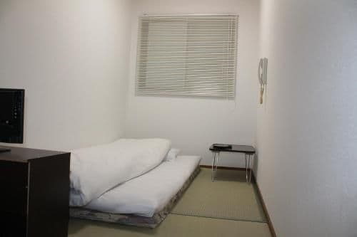 Single Room with Shared Bathroom - Non-Smoking