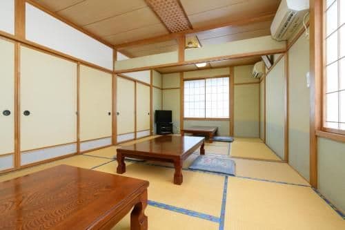 Japanese-Style Family Room wtih Shared Bathroom - Smoking
