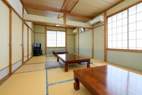 Japanese-Style Family Room wtih Shared Bathroom - Smoking