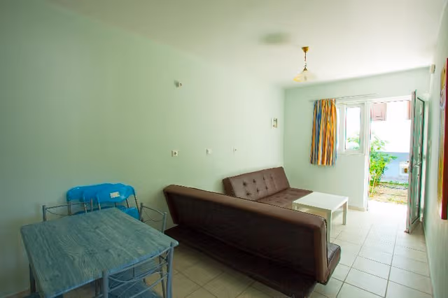 FAMILY ROOM GARDEN VIEW