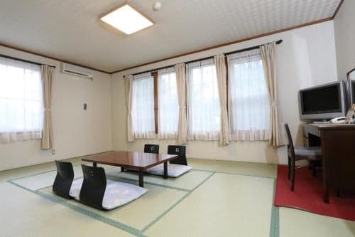 Japanese-Style Family Room (4 Adults)