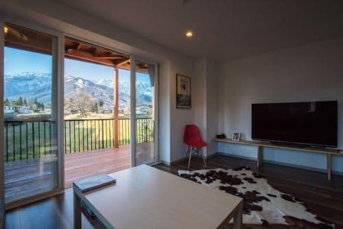 Apartment with Mountain View