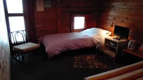 Single Room with Shared Bathroom - Non-Smoking