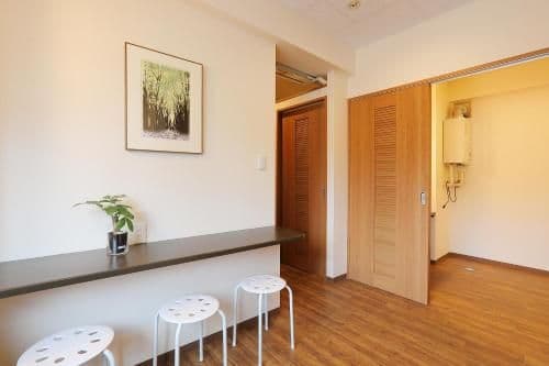 Male Only Single Room with Shared Shower and Toilet 