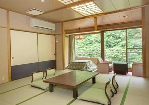Japanese-Style Family Room (6 Adults)