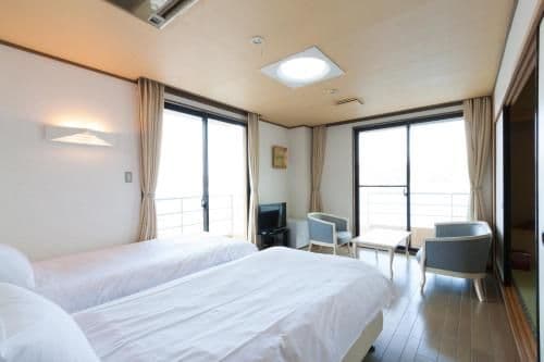 Twin Room with Tatami Area and Private Bathroom - Sea View