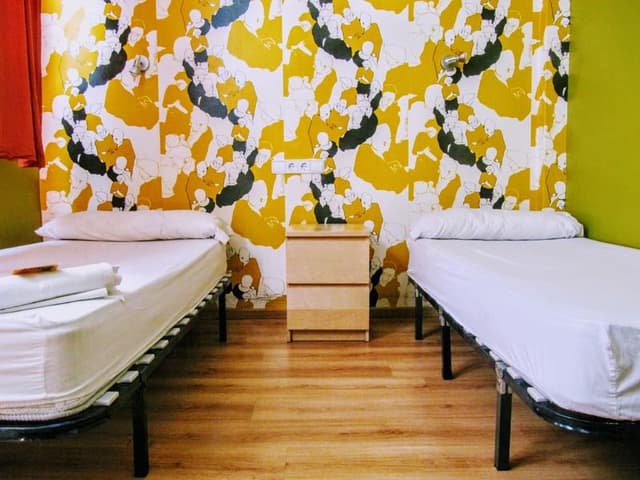 TWIN WITH SHARED BATHROOM
