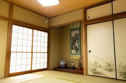 Japanese-Style Large Family Room with Shared Bathroom