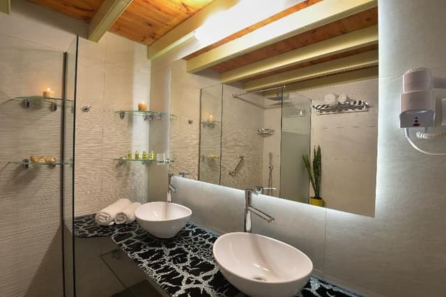 SUITE CAPACITY 5
