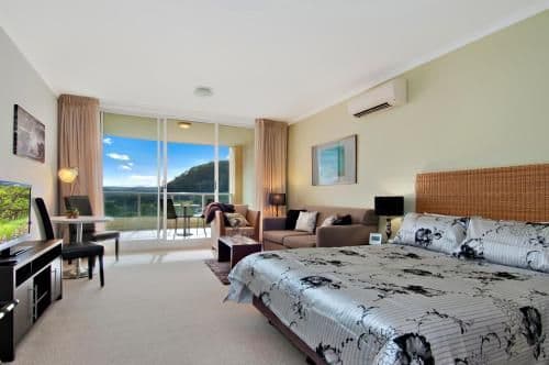 Apartment with Mountain View