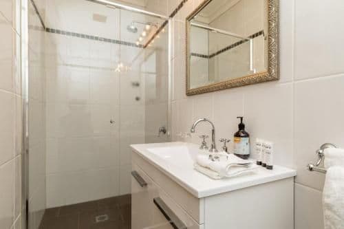 One-Bedroom Apartment with Kitchen
