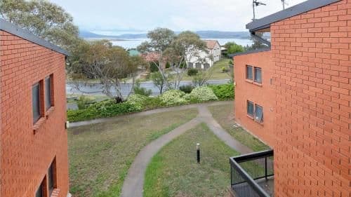 Apartment with Mountain View