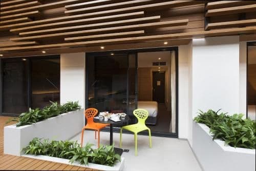 Premium Courtyard Access Room