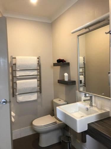 Queen Suite with Lake and Mountain Views