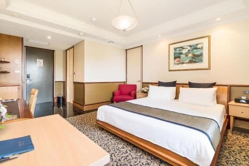 Deluxe Queen Room with Ocean View