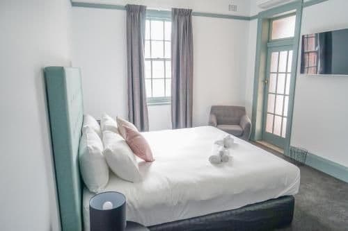 Superior King Room with Ensuite Bathroom